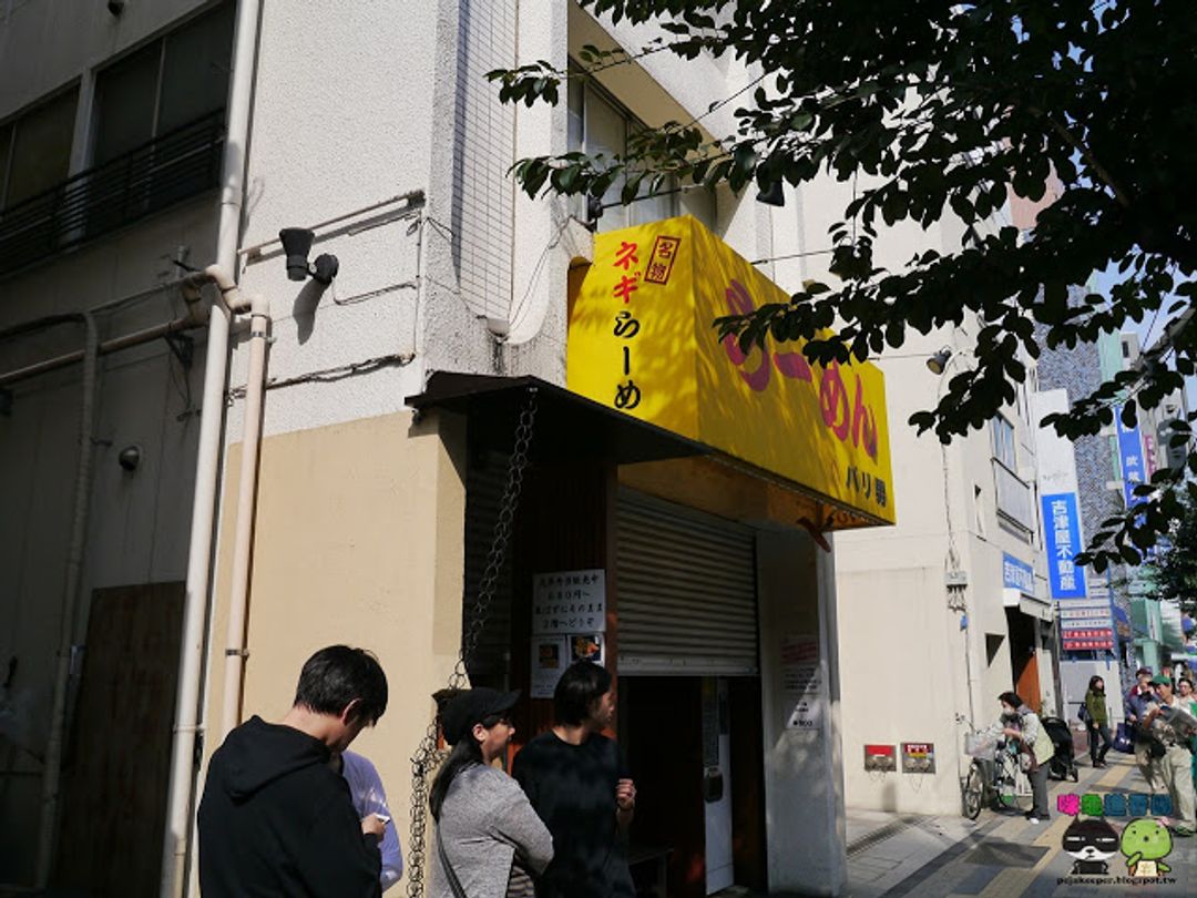 很不起眼的店門口(金子屋是左邊的小門，黃色的招牌其實是樓下的拉麵店)