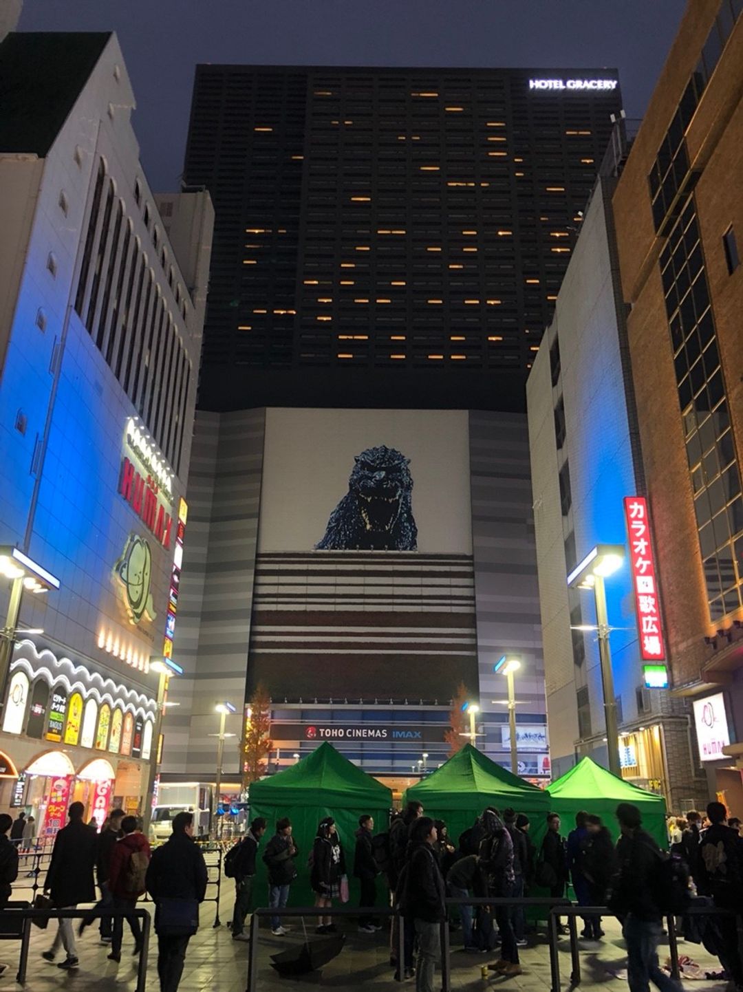 VR ZONE SHINJUKU位在新宿之名哥吉拉飯店的正對面