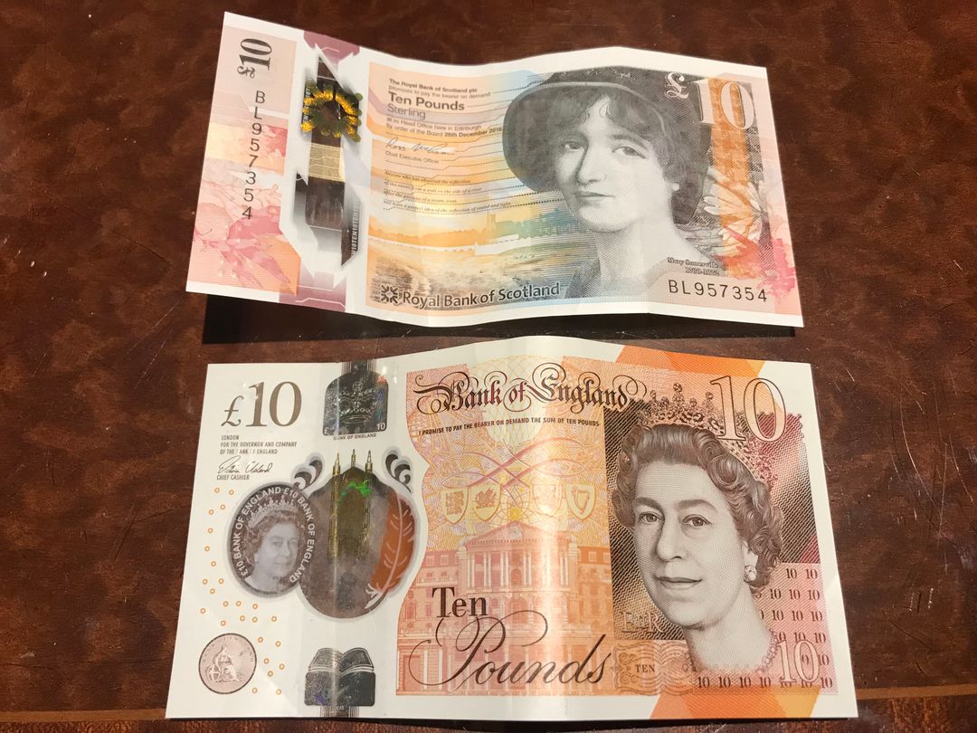 10英鎊紙幣，可依發行銀行區分，上:愛爾蘭(蘇格蘭)、下:英格蘭