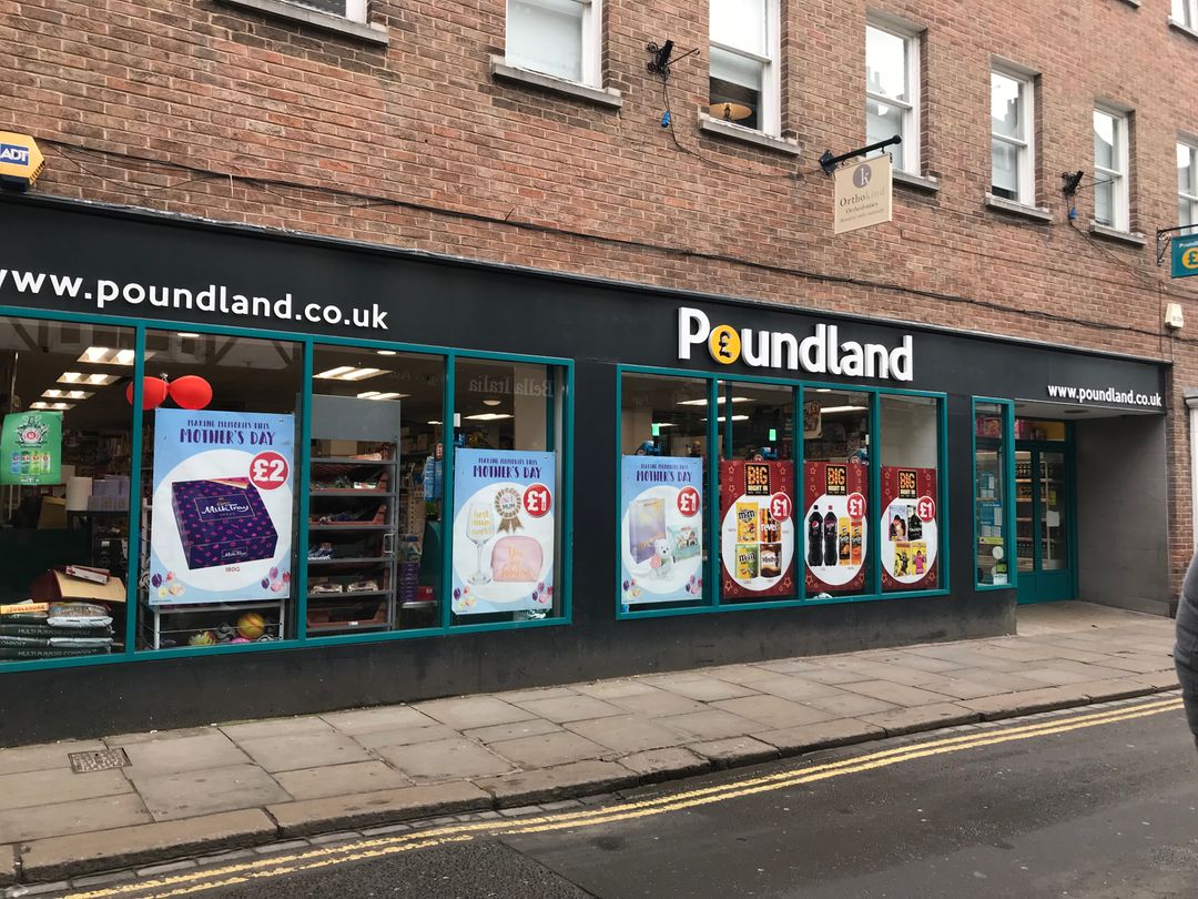 Poundland 像是亞洲的39元大創，店裡大多商品只要１英鎊，寵物零食也只要１英鎊！