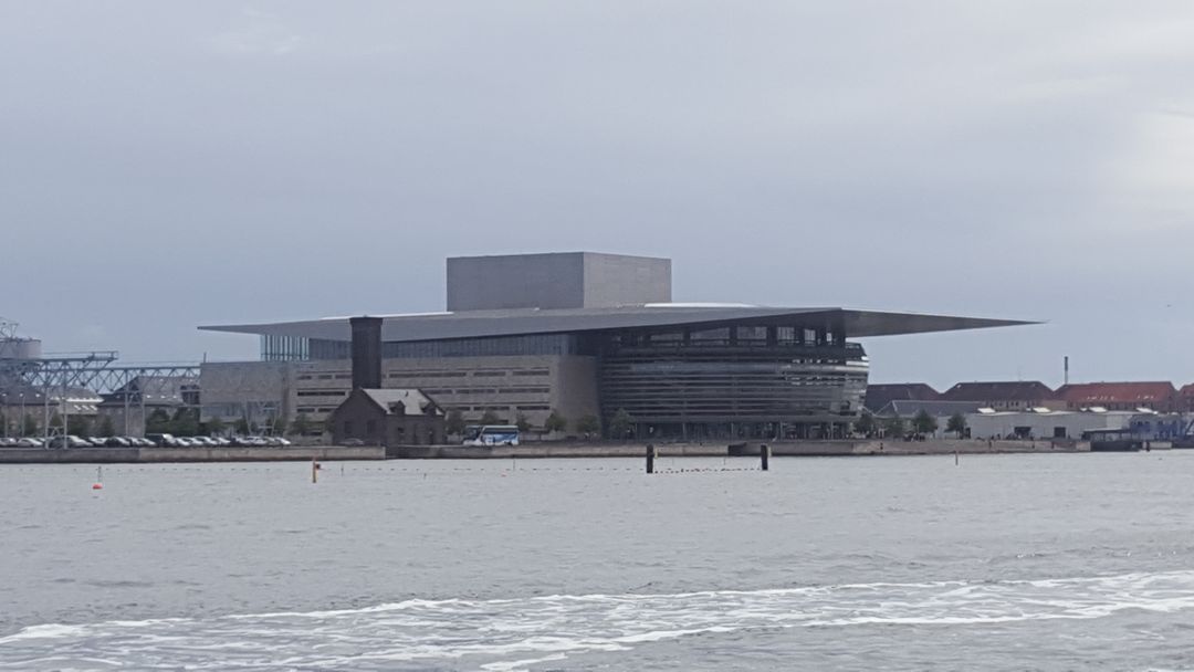 女神噴泉附近可以遠眺哥本哈根劇院(Operaen) 