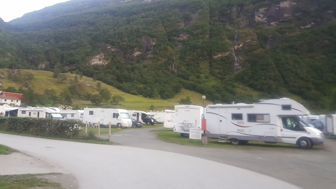 北歐的夏季許多人來這裡露營，滿滿的露營車 