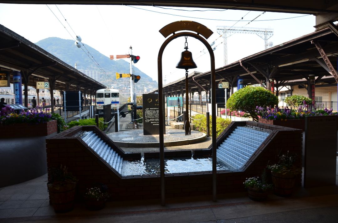 車站裡的這個幸福之泉吊鐘後方豎立了一個「0哩紀念碑」，代表此處為九州鐵道的起點。