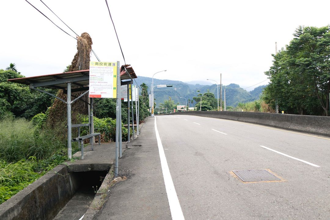 &nbsp; ​▲搭乘南投客運抵達「坪林」公車站後，還需步行1公里才會抵達毓繡美術館。&nbsp;&nbsp;