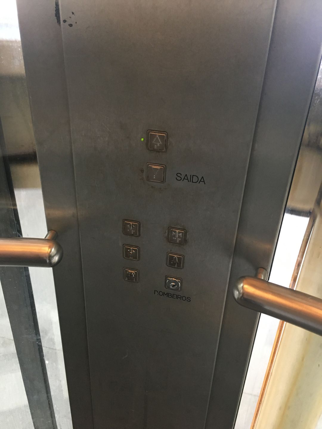只有上下樓鍵/開門 關門鍵&nbsp; SAIDA是出口的意思