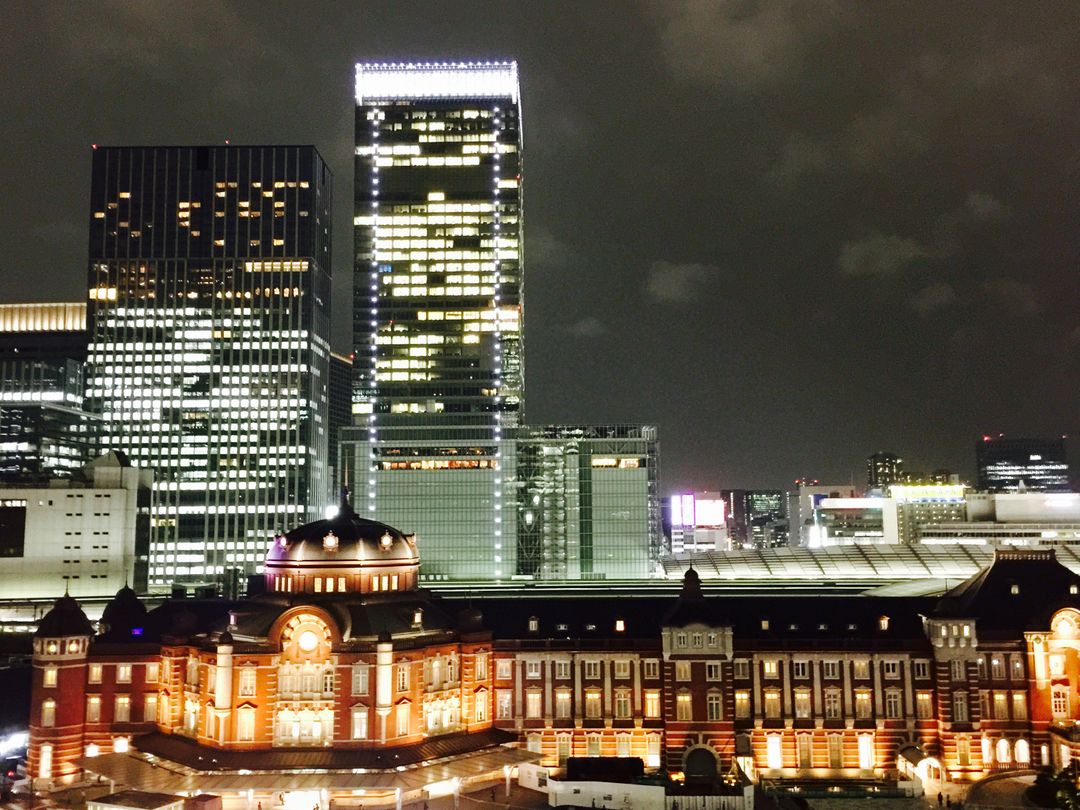 在新丸之內七樓的看台望出去的View是凱酥試了一千個地方得出的最完美眺望點呀！東京車站跟背後的辦公大樓有著新舊鮮明的對照。 &nbsp; 