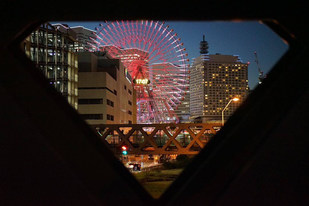 夜深了，橫濱的美只是有增無減，與遠方的摩天輪相稱著，白天的橫濱是藍色；晚上的橫濱是彩色。  港區未來21網站 / 地圖 