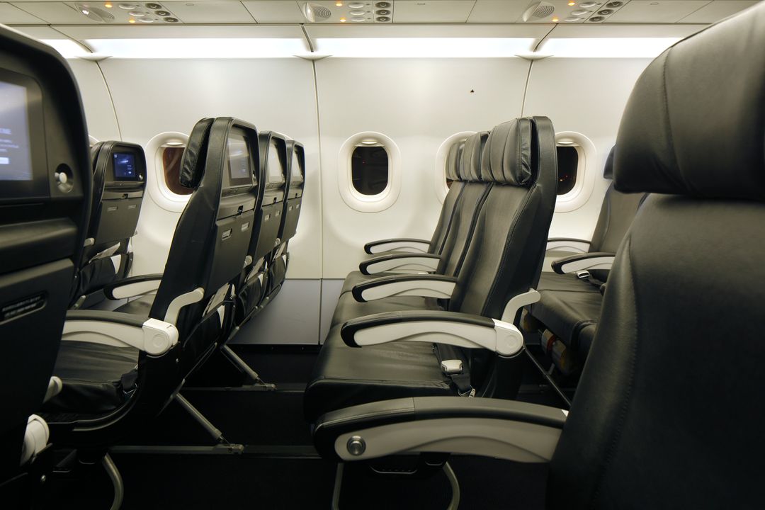 內裝的皮椅也採用全黑色，國際線跟國內線機內設備都相同