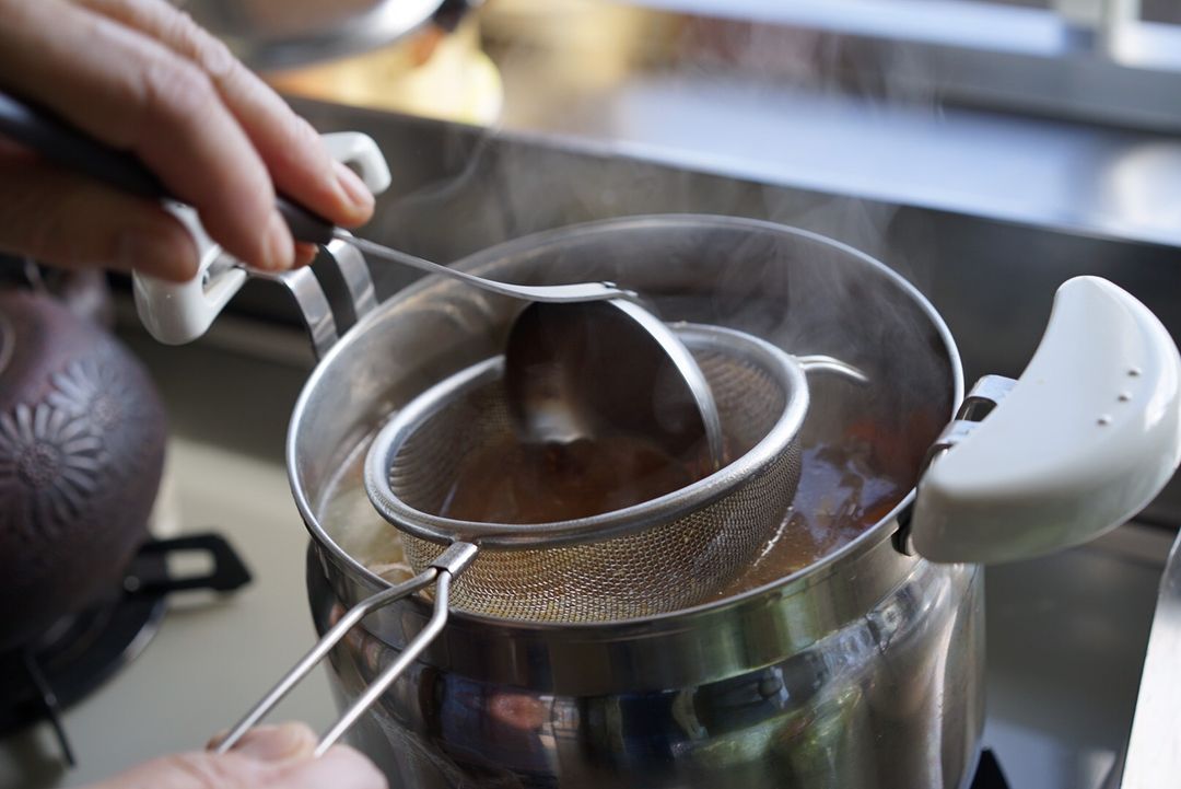 味噌湯的關鍵就是這個，慢慢把味噌慢慢地磨進去，讓味道慢慢地進去湯裡的每一部分。