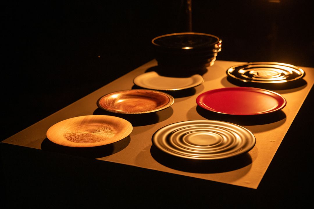 每一個餐盤各代表了輪島塗不一樣的步驟，分別是木胎、布著、下地著、下地塗、中塗、上塗、加飾。
