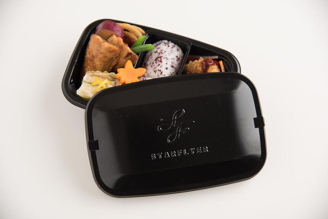 連機內餐盒設計都採用一致的低調奢華黑色