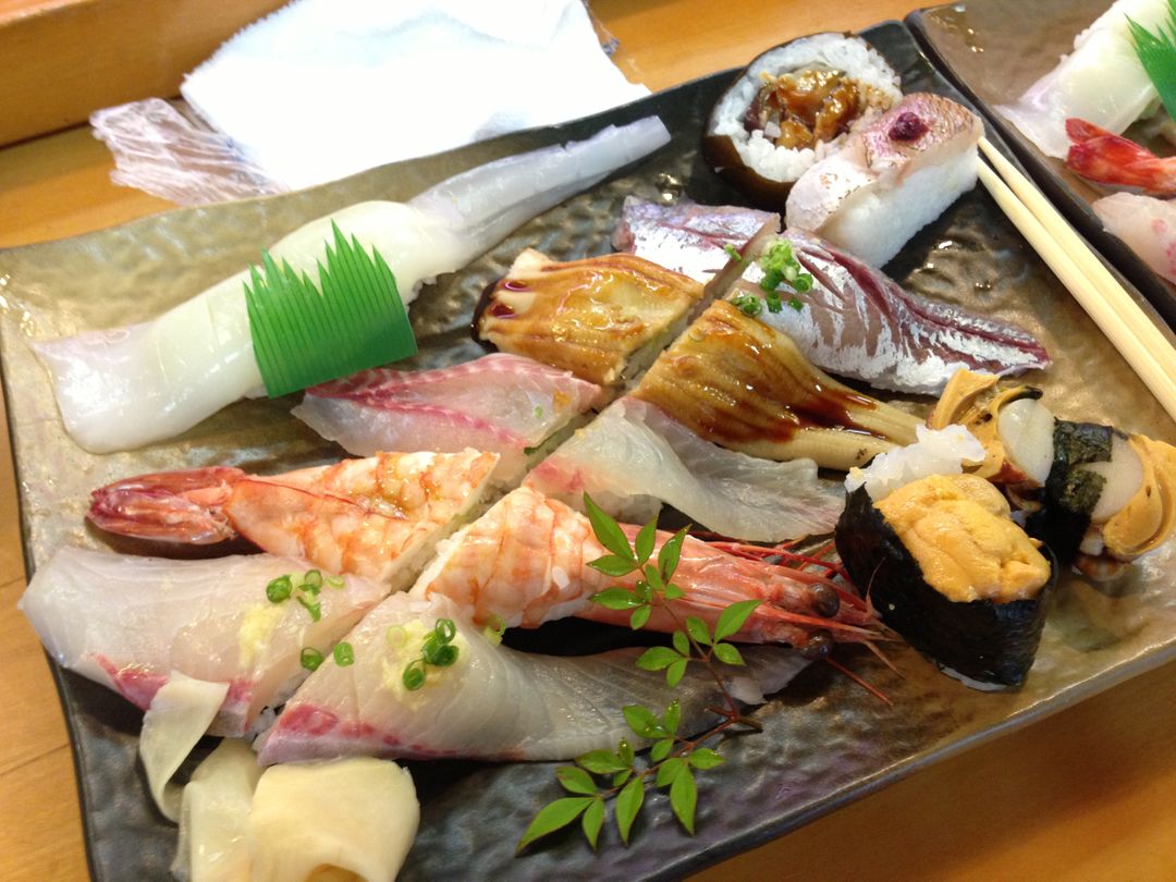 佐伯壽司大於一般壽司，特別為了女生切成一半好可以優雅的進食