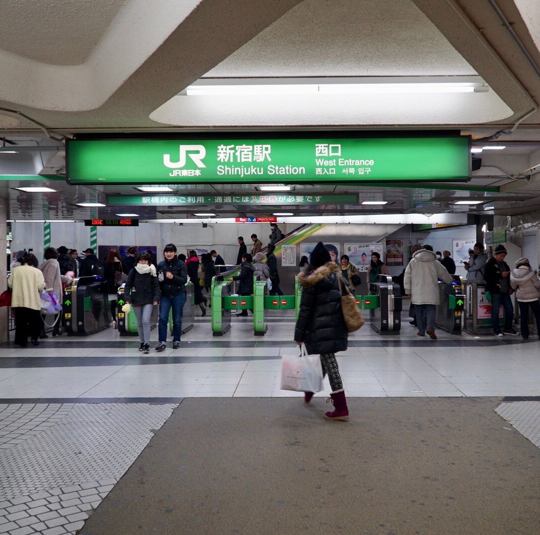 記得從JR新宿西口出站，諾大的新宿站往往出錯一個口，從外面要繞回去就要花上半小時。