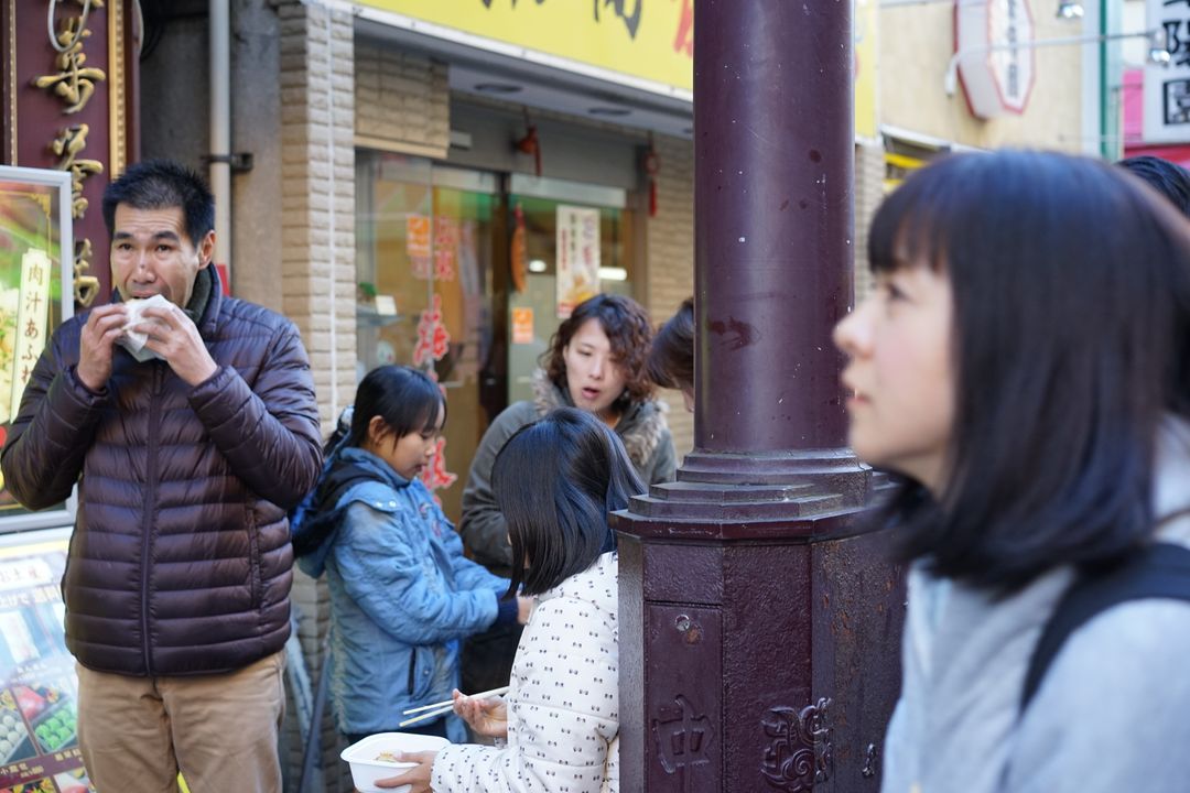 這麼愛邊走邊吃的台灣人大概只有來中華街最自在了，不分國籍大家都在大口吃、邊走邊吃! &nbsp; 
