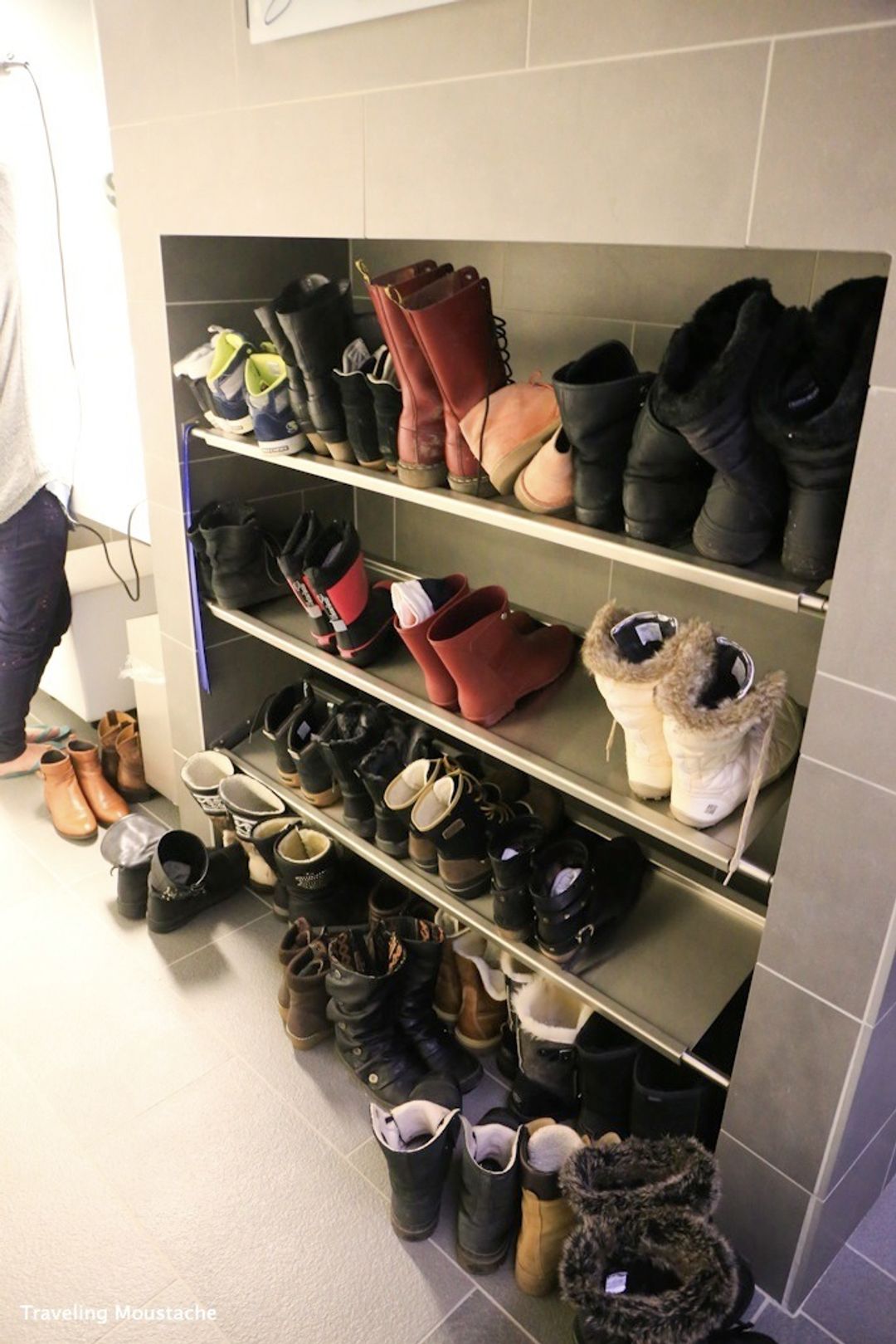 (圖)&nbsp; 入更衣室前的左手邊有鞋櫃，記得要先把鞋子脫掉