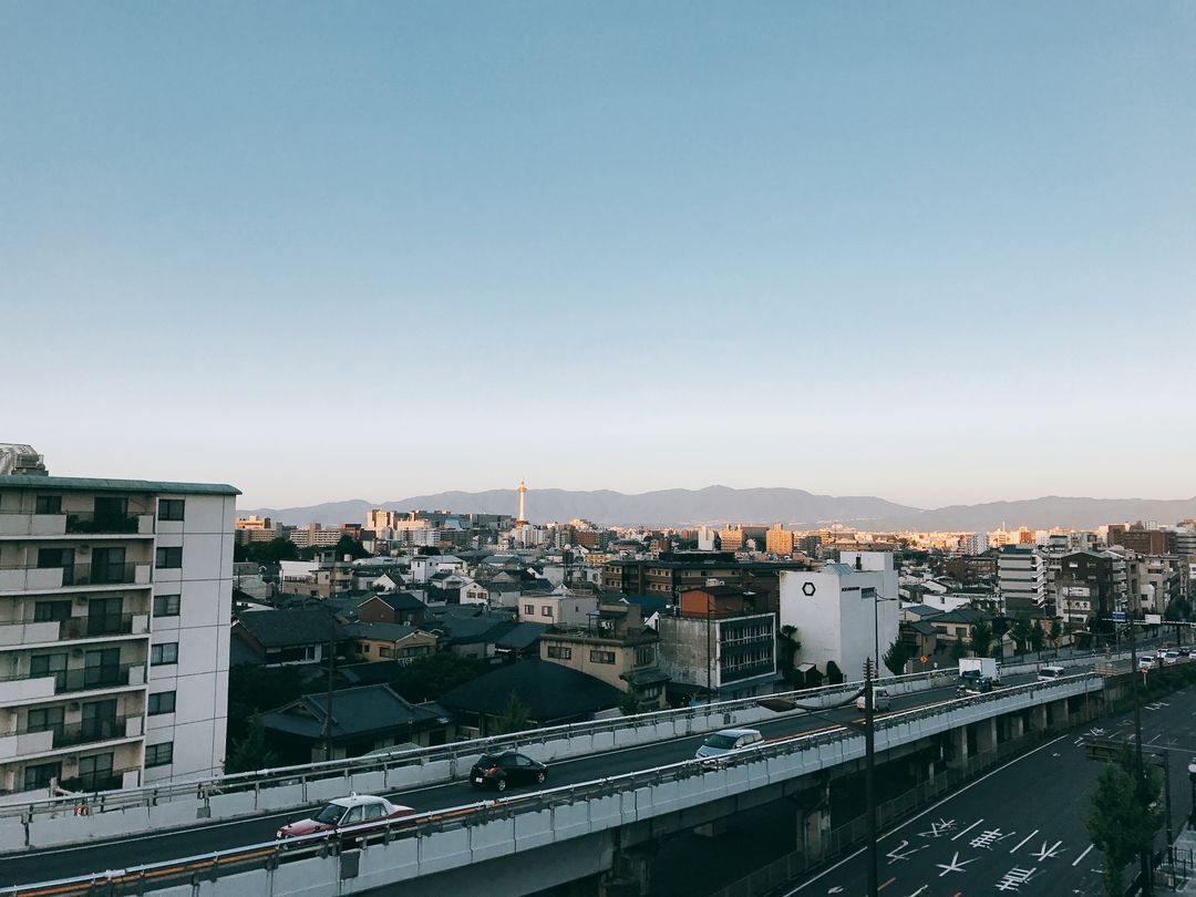 青年旅舍頂樓的早晨，遠方是京都塔。
