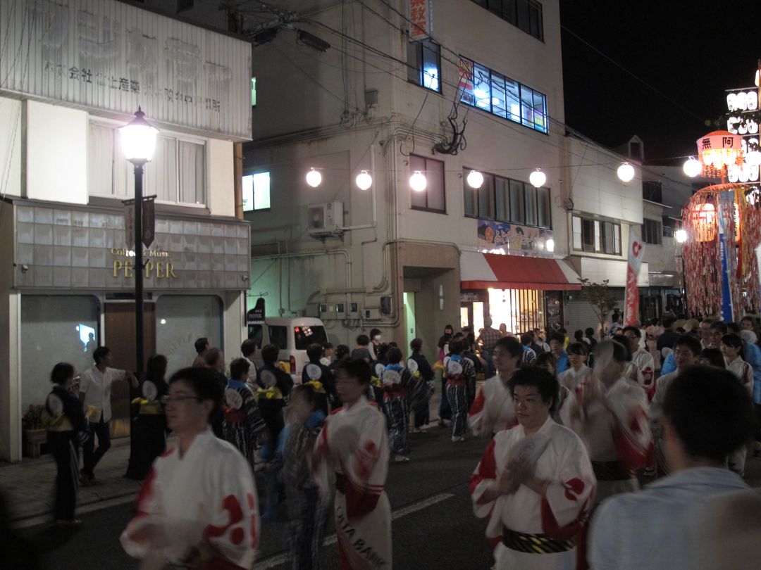 各店家、各商號都派出了人員來參與