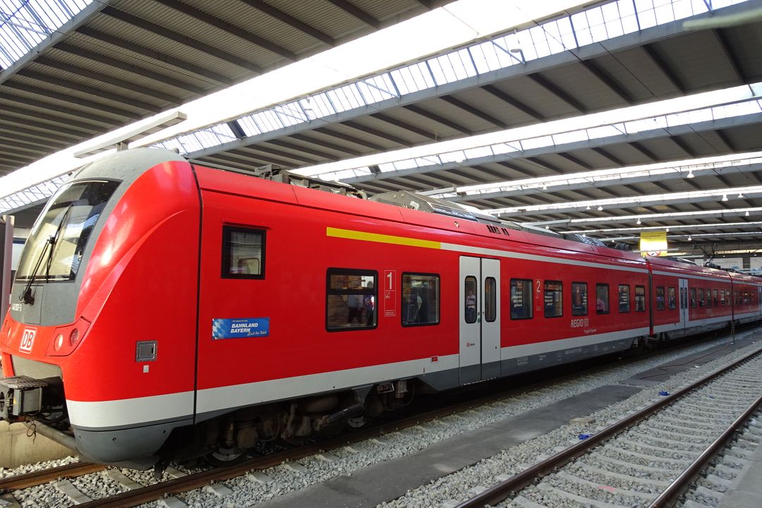 車頭顯示DB指得是德國國鐵的火車系統-Deutsche Bahn