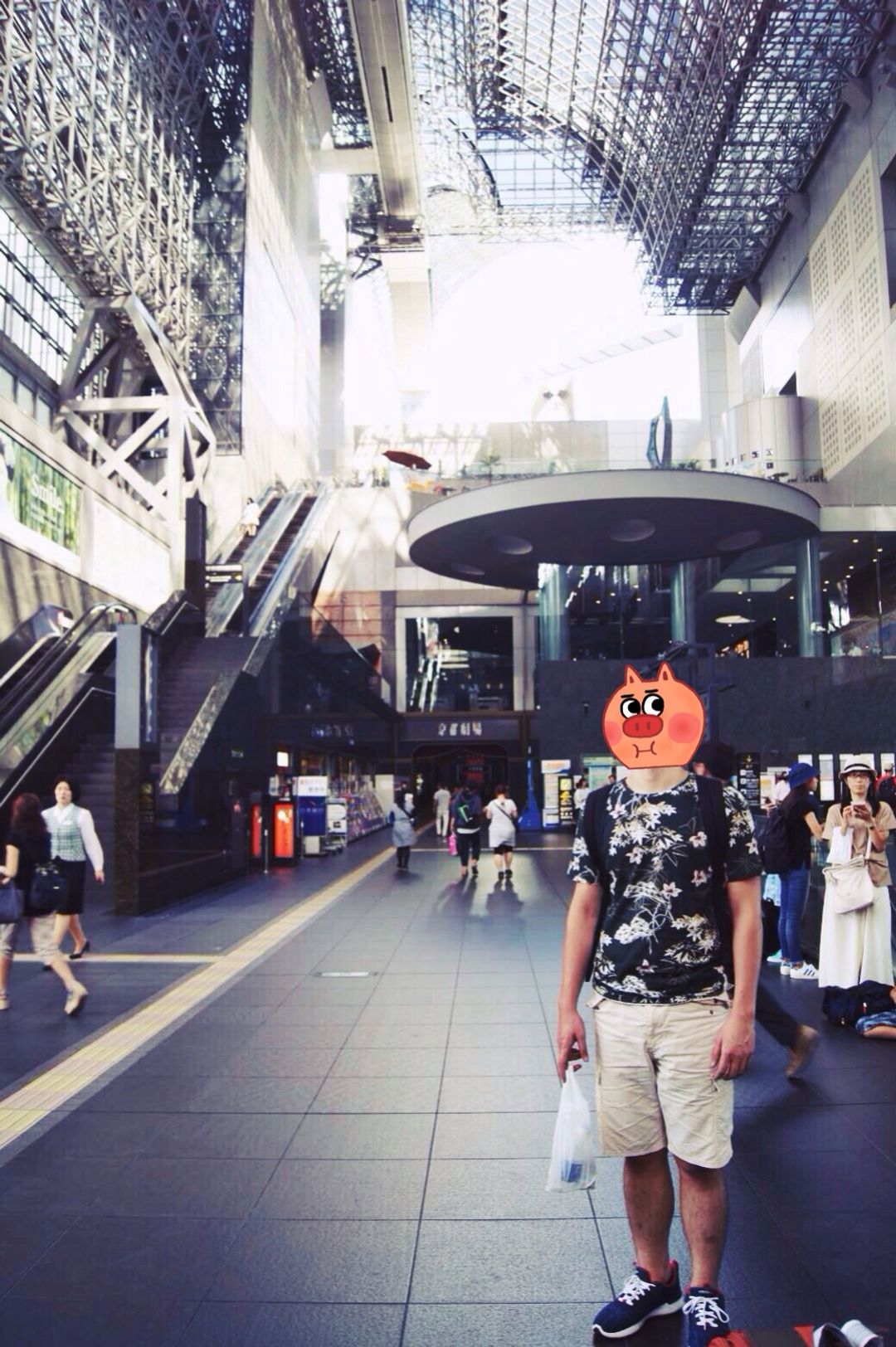 （京都駅好美啊！身為盡責的觀光客，一定要拍照的呀！📷）