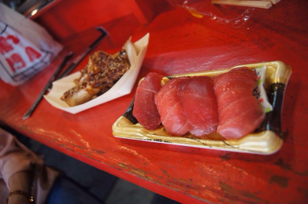 鮪魚寿司和魚下巴！魚下巴肉超大塊的，真是俗又大碗！