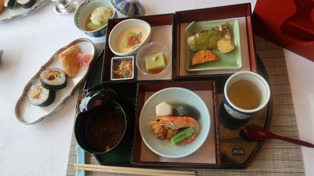 除了三層的料理，另外還有附壽司跟湯，跟蒸料理