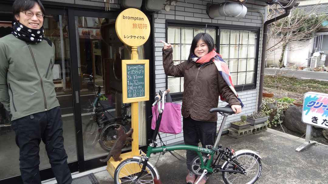 年輕老闆很熱情 教我如何折疊及展開自行車，店門外好可愛的木製小車站牌