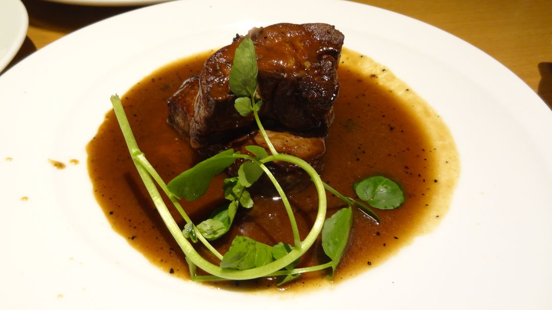 紅酒燉牛肉，燉的太入味，牛肉是入口即化，招牌料理
