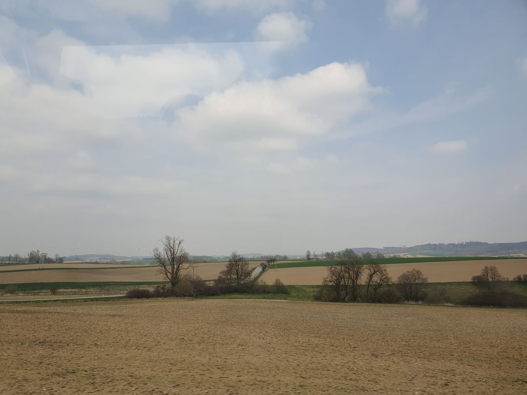 從奧地利前往捷克的路上，路上景緻有時候是像這樣黃土，有時候一整片路油油的草皮。