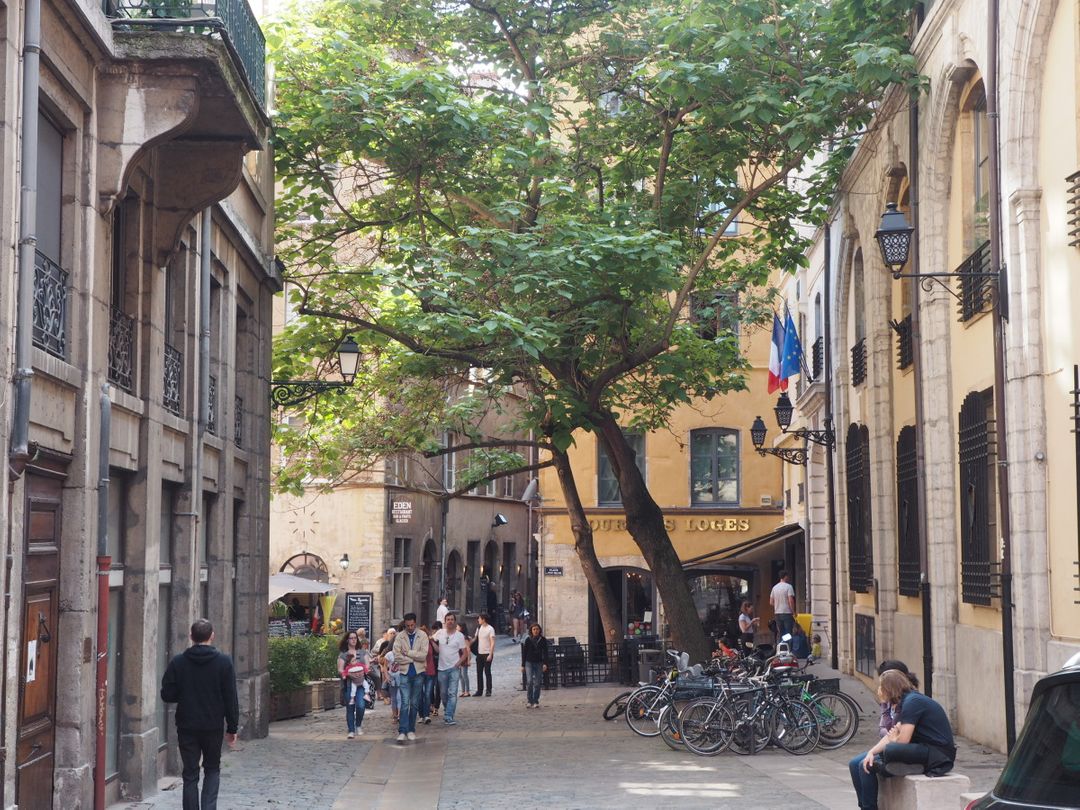 里昂舊城區給人悠閒的感覺，巷弄裡有許多特色小酒館