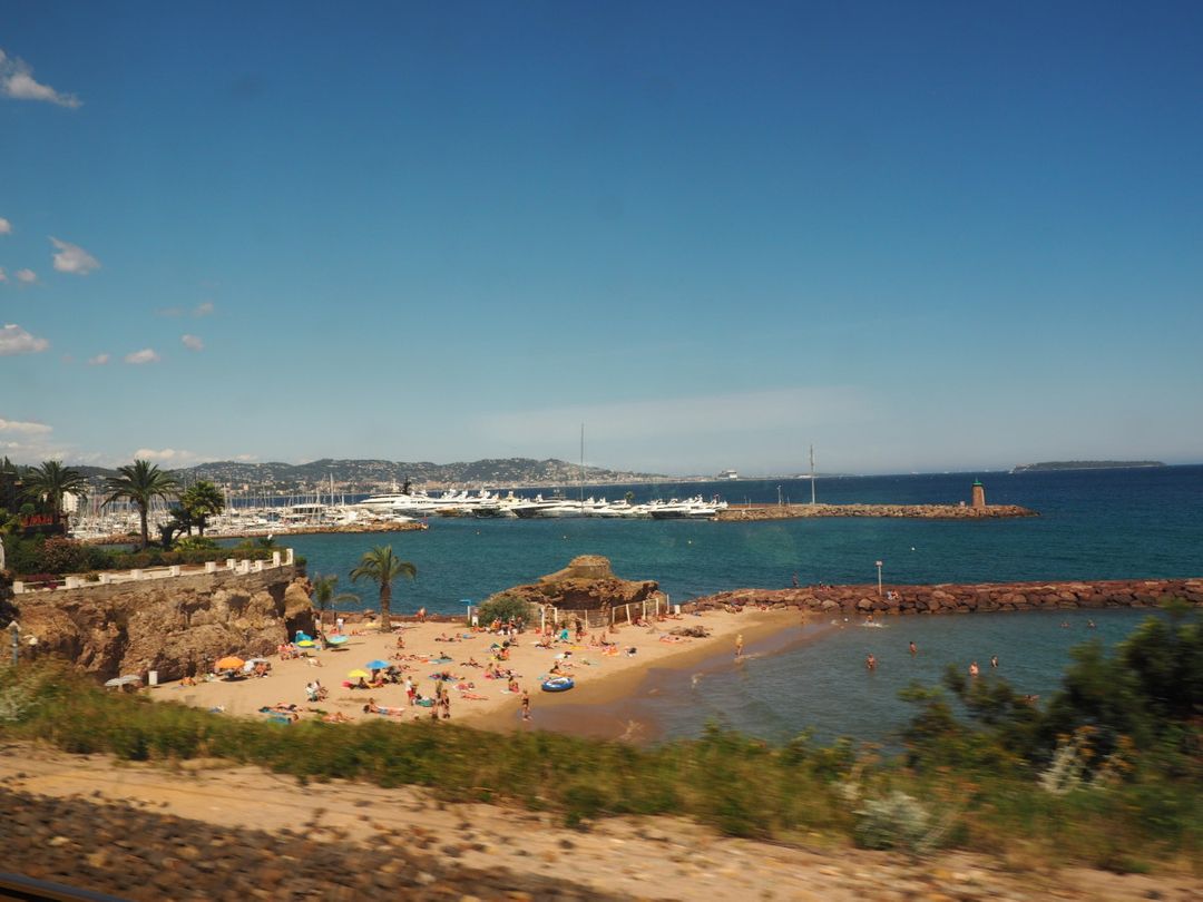 火車行駛在蔚藍海岸邊