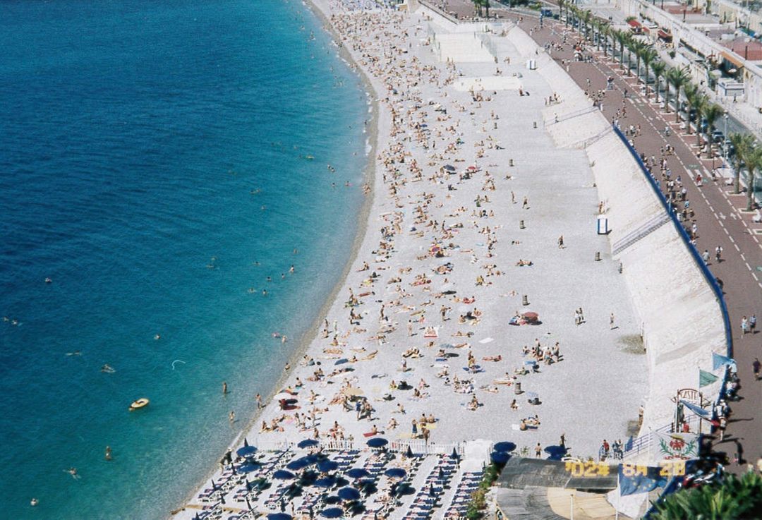▲夏天坎城的海灘，充滿了法國度假的人潮（八月的法國全國都放長假）。