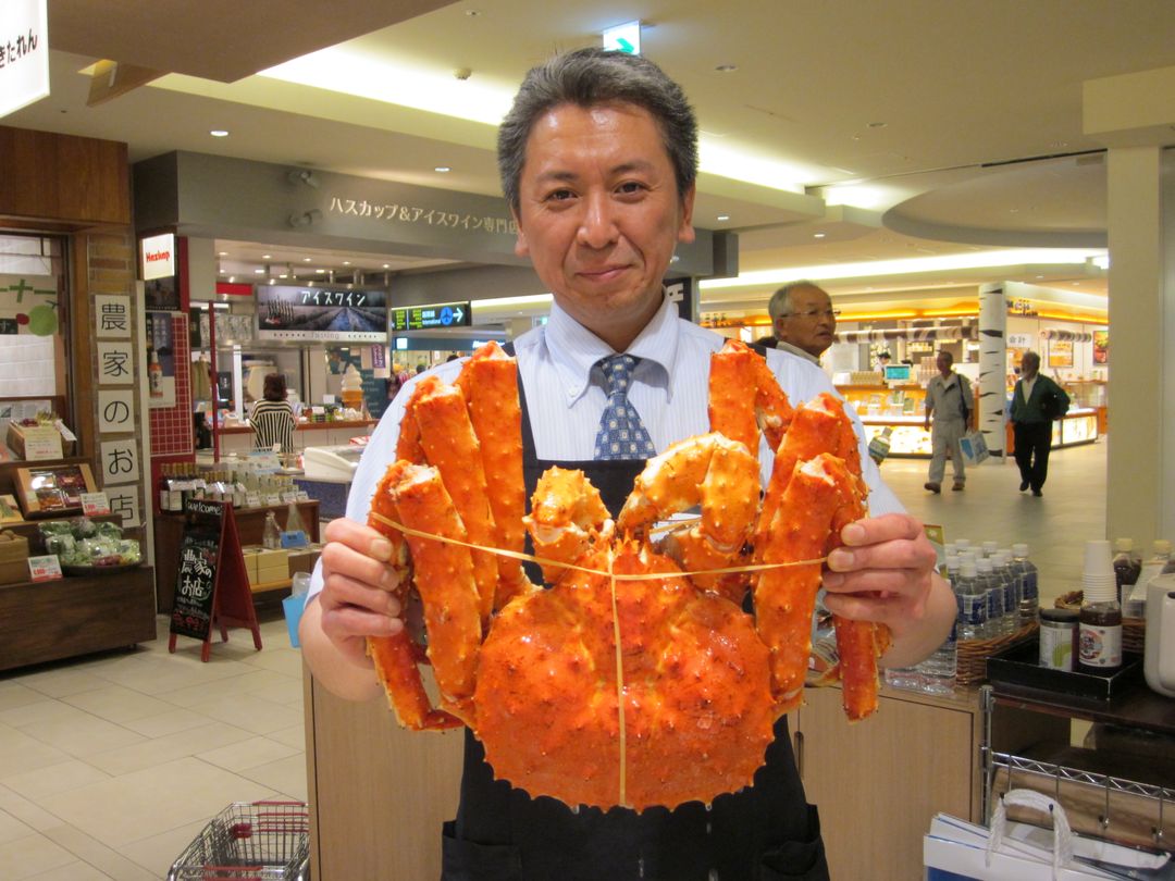 超巨的帝王蟹，可以買回去孝敬父母(笑)&nbsp; 還有，如果和這位先生合照的話，他會很開心唷XD