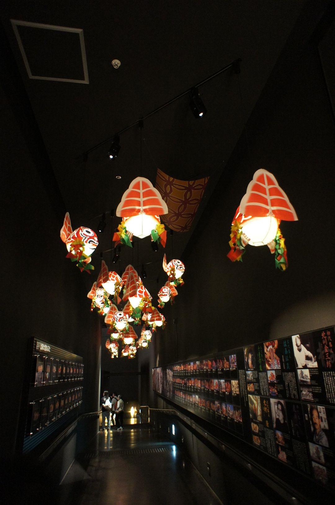 走廊有介紹每年評選出來優勝的睡魔燈籠照片