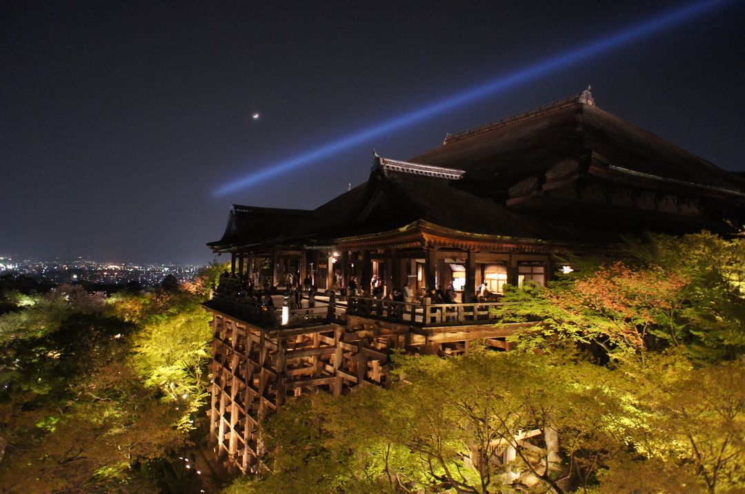 空中象徵觀音慈悲之光照向京都市的美景