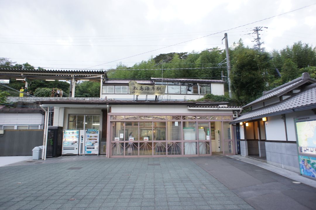 吃完烤牡蠣就去搭車囉，松島海岸站是比較小的站，班次也比較少。如果不是住在松島這邊，就請預先查好班次才不會花太多時間等車。