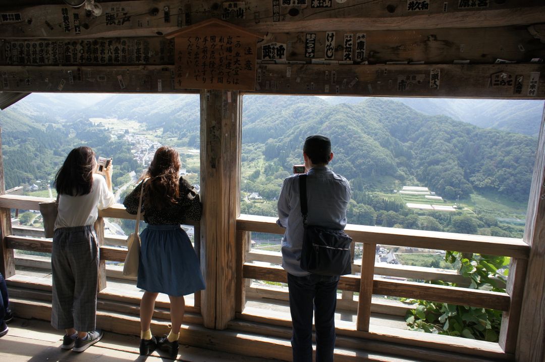 現今的山寺，整個登山的階梯已弄的很平易近人，登上五大堂是連穿厚底鞋的女士都能完成的喔。