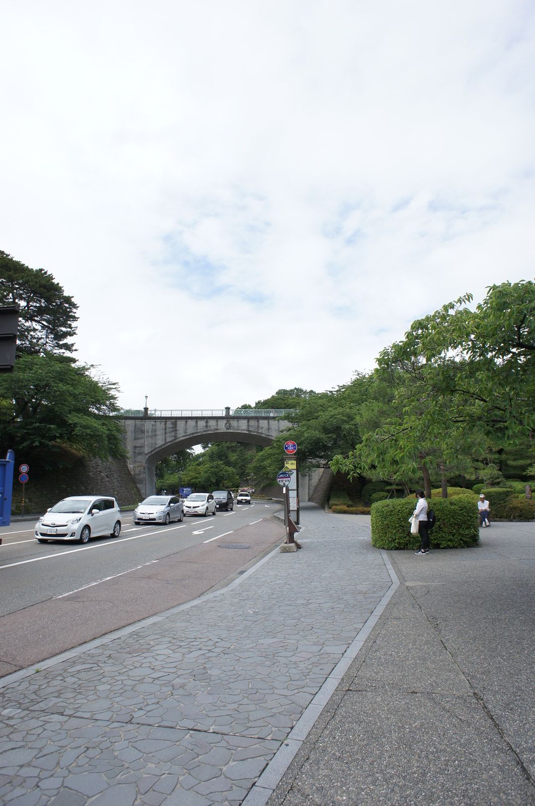 下了公車就看到石川橋