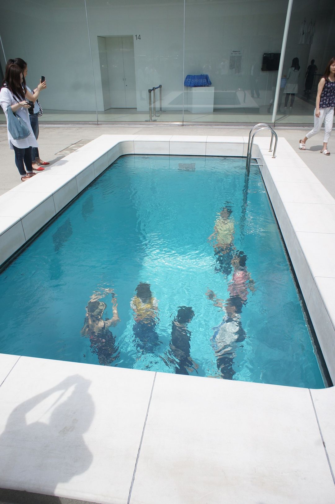 Leandro Erlich- The Swimming Pool 2004的作品，被永久收藏在此。參觀這裡是免費的。