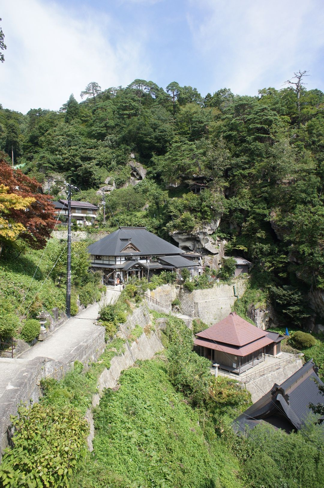 中間是中性院，下一階的則是金乗院，再下去只看到屋頂的則是 性相院，這區塊統稱 山內支院。 