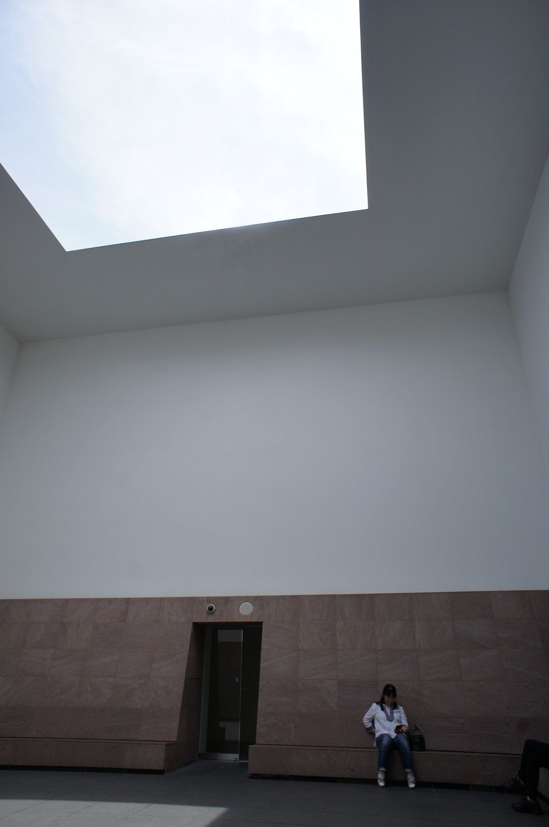 這個房間是 James Turrell - Blue Planet Sky作品，整個房間呈現出寧靜的氛圍，讓我非常喜歡。