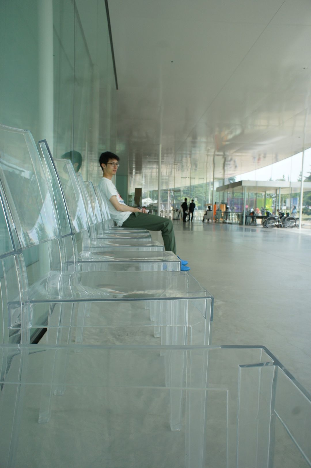 售票區旁的一排透明座椅，透光感也能從椅子中感受到