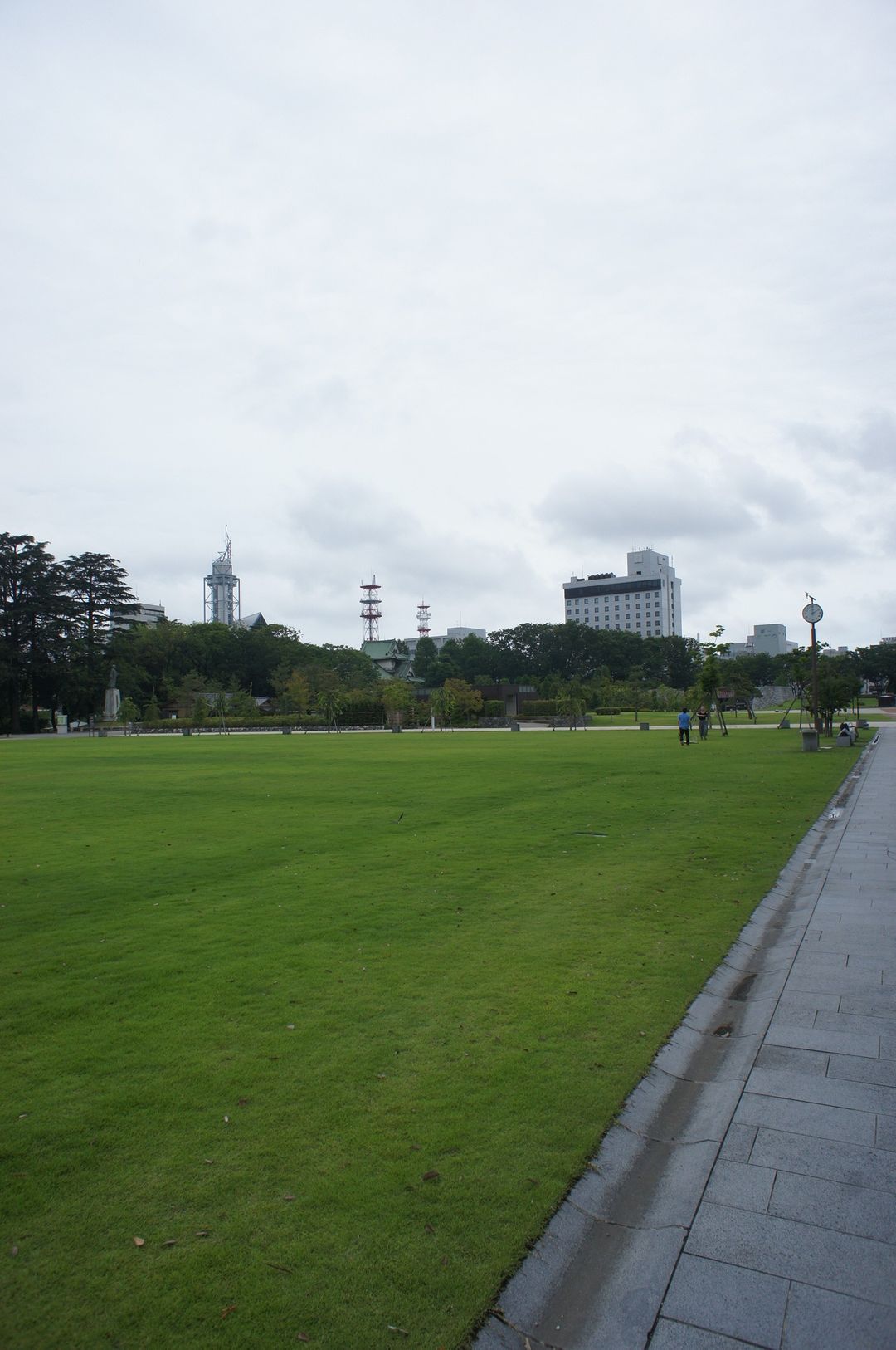 富山城公園前的綠地很廣，感覺超適合野餐