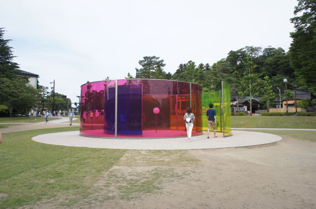 其中一項戶外展示品，Olafur Eliasson - Colour activity house 2010