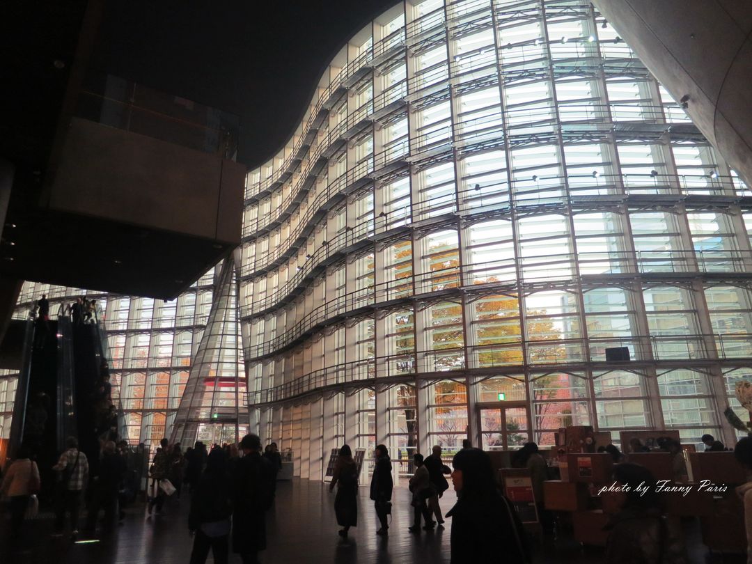 國立新美館內部，由黑川紀章設計建築體以清水模及玻璃為主