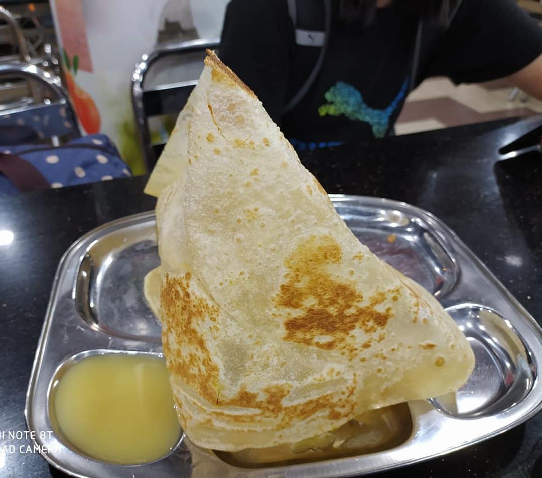 吉隆坡過境出去吃的印度餐-餅+超大盤炒麵+二杯拉茶共約90元台幣便宜又好吃