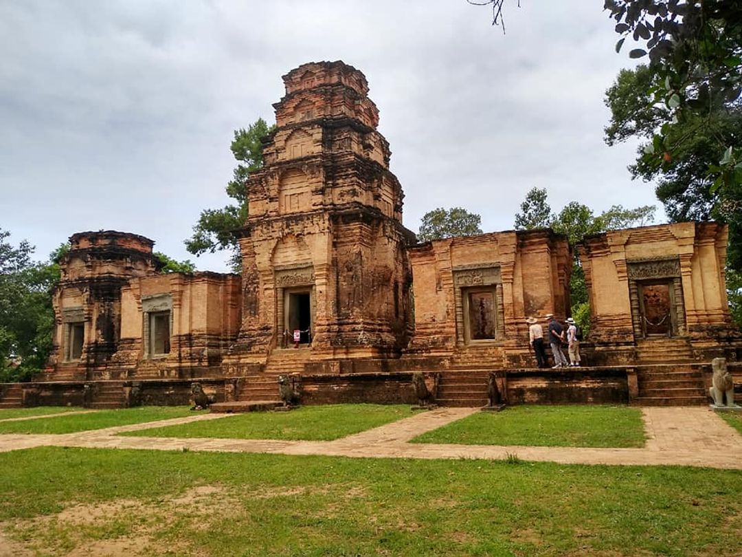 喀拉凡寺，是哈沙跋摩所建，屬早期红磚建築，侍奉毗濕奴及他老婆吉祥仙女
