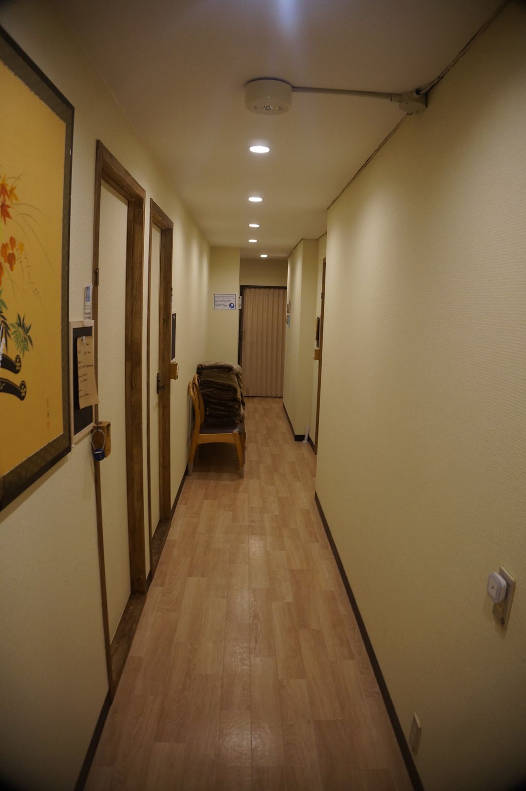 走廊是木質地板，兩側便是房間。總共只有三間