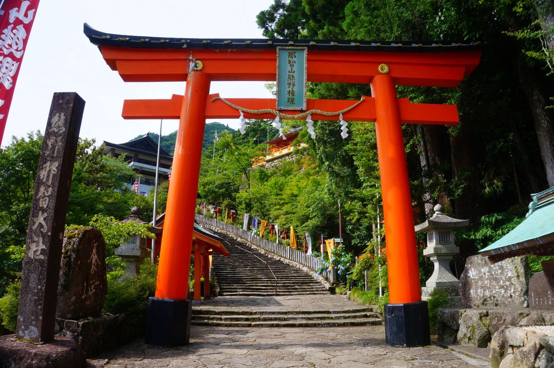 &nbsp; 熊野那智大社據說已經創建1700年了。但其實神社還很新，或許有翻修過吧？ &nbsp;