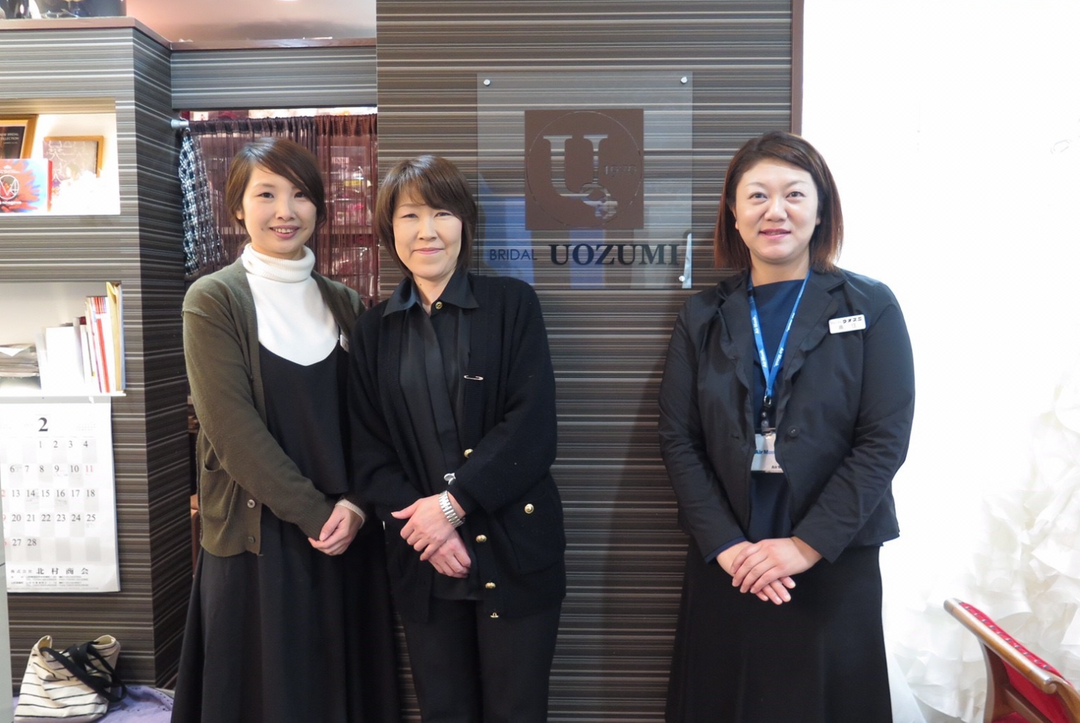 這次負責幫我們著裝的三位專業大姐姐，和服店的名稱叫 UOZUMI。