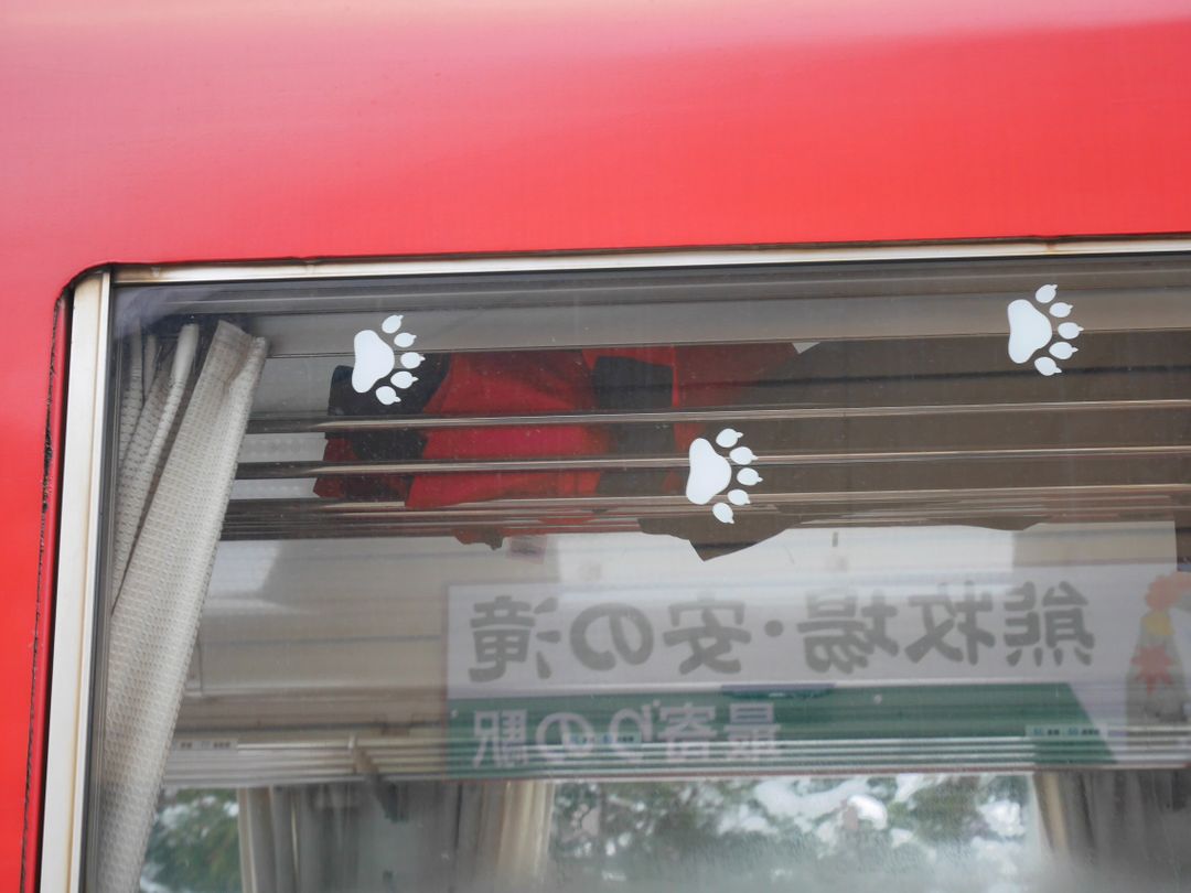 車窗上有秋田犬腳印
